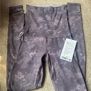 NWT Lululemon Athletica Hug Your Core Super High Rise - Size 6
